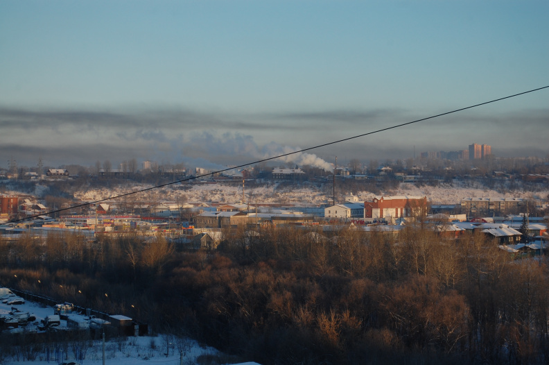Вид СИЗО-1 зимой утром на фоне предместья Радищево