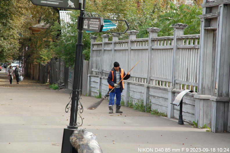 Дворник работает у музея Декабристов