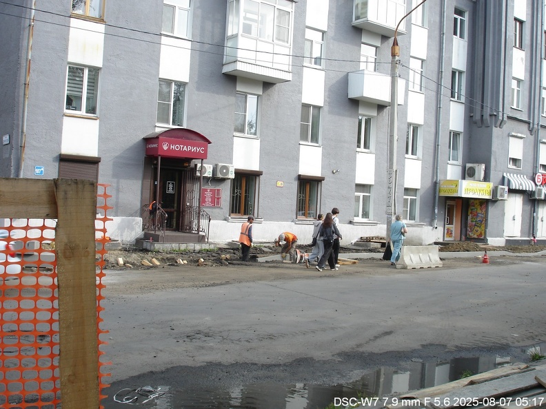 Рабочие ремонтируют проезжую часть